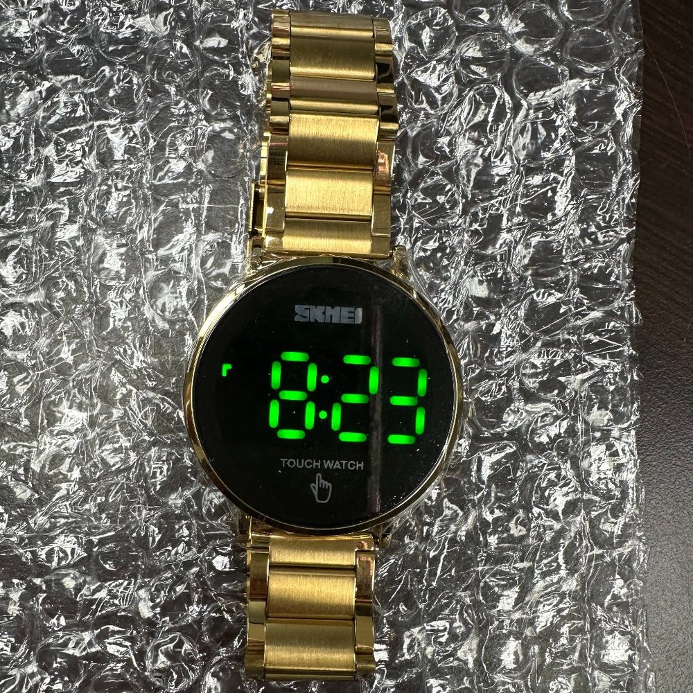 SKMEI 1550 MENS GOLDEN DIGITAL WATCH STAINLESS STEEL BAND